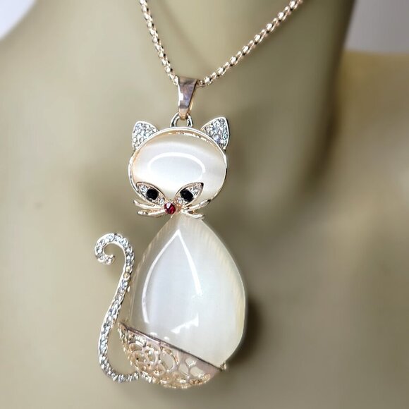 Cat Shaped Crystal Pendant - Picture 11 of 12